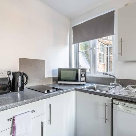 Modern Apartment On Egham High St And Close To Royal Holloway Esterno foto