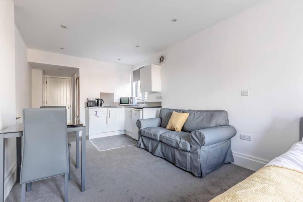 Modern Apartment On Egham High St And Close To Royal Holloway Esterno foto