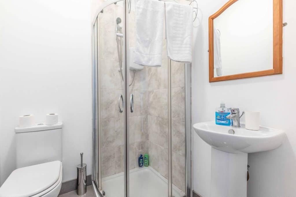 Modern Apartment On Egham High St And Close To Royal Holloway Esterno foto