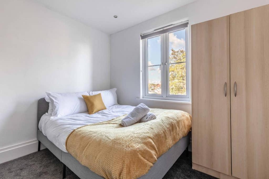 Modern Apartment On Egham High St And Close To Royal Holloway Esterno foto